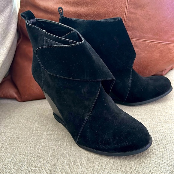 BCBG Generation Kaelin Suede Heeled Booties, Black, Sz 9.5, NWOB - Picture 2 of 7